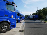 Geparkte LKWs auf einem Parkplatz 